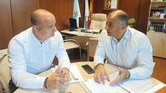 El alcalde de Poio, �ngel Moldes (derecha), mantuvo este viernes una reuni�n con�el jefe de Operaciones del Centro de Operaciones de Pontevedra de UFD, Vicente Gonz�lez