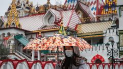 Una mujer llevando mascarilla camina por cerca del centro etnograf�co del Kremlin en Mosc�, Rusia