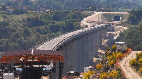 VIADUCTO DE BARBANTIO: 98 METROS. La foto se tom durante las obras pero ya est en servicio desde 2010. El paralelo de la autova tambin es especialmente alto 