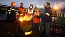 Trabajadores de Alcoa se calientan mientras hacen guardia en el exterior de la fbrica, que est en huelga desde hace dos meses