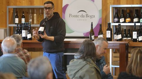 T�cnicos de la bodega guiaron la visita y la cata posterior