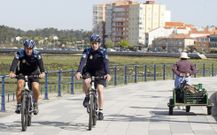 <span lang= es-es >Siguiendo la estela del paseo mar�timo. </span>Las patrullas a dos ruedas se realizan por el paseo que cubre el trayecto de San Tom� a Fefi��ns y por las calles del casco hist�rico en las que, en muchas de ellas, no entra el coche. 