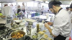 En la imagen de archivo, un alumno de hosteler�a en las cocinas del Fraga do Eume
