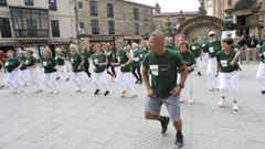 El grupo de alumnas de la UNED Snior, este jueves, en la demostracin de baile realizada en la plaza de la Peregrina de Pontevedra
