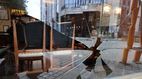Destrozos en una cafetería de Ferrol tras una pelea con catanas en Recimil, en noviembre.