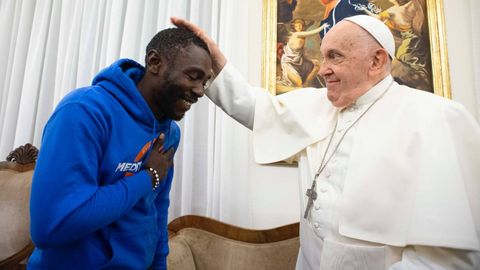 El papa Francisco recibi� a un inmigrante de Camer�n que lleg� hace poco a Lampedusa, despu�s de que su hija y su mujer murieran de sed en el desierto entre Libia y T�nez