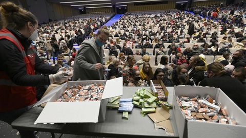 Miles de personas que han huido de Ucrania aguardan en un centro de acogida de Praga