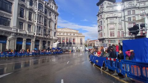 Ambiente de los manifestantes en la plaza de la Escandalera los minutos previos al incio de los Premios Princesa de Asturias 2023.