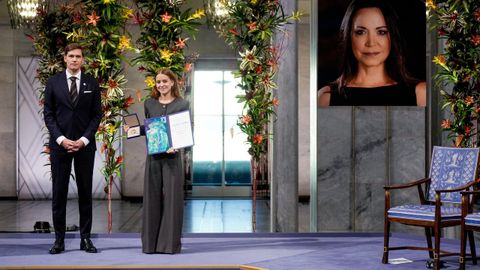 Ana Corina Sosa recogi en Oslo el Nobel de la Paz otorgado a su madre, Mara Corina Machado,de manos del presidente del Comit Nobel,Jorgen Watne Frydnes