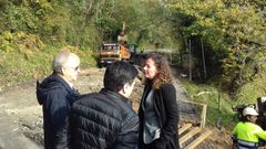 El concejal de Obras de Colunga, Francisco Men�ndez; el jefe del servicio de Conservaci�n y Explotaci�n de Carreteras, Manuel Serr�n, y la directora general de Infraestructuras, Esther D�az, en la carretera entre Lastres y Colunga .