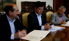 Yanez Ginzo y G�mez Besteiro firmando la contrataci�n ayer.