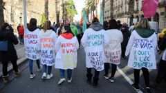 Un grupo de enfermeras en huelga, este mi�rcoles, en la manifestaci�n de trabajadores sanitarios que recorri� el centro de Barcelona