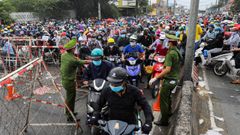 Miles de personas tratan de volver a casa desde sus trabajos a travs de un punto de control en la ciudad vietnamita de Ho Chi Minh, la antigua Saign