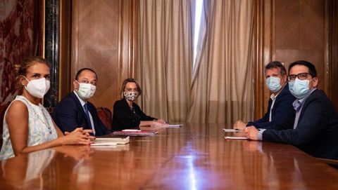 Reunión en el Congreso de los Diputados entre Susana Sumelzo, Alfonso Rodríguez Gómez de Celis (PSOE), Raquel González (PP), Carlos Cuadrado y José María Espejo-Saavedra (Ciudadanos) para hablar del Pacto Antitransfuguismo