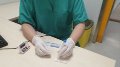 Personal sanitario realizando test para diagnosticar el covid-19