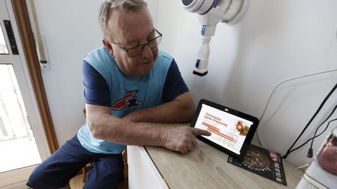 Fermín Álvarez, de 66 años, con el dispositivo de voz