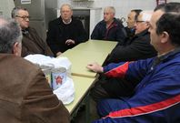 Los representantes de las asociaciones y la parroquia, ayer en la reuni�n que mantuvieron. 