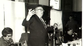 Ram�n Otero Pedrayo, no antigo Hotel Roma en Ourense