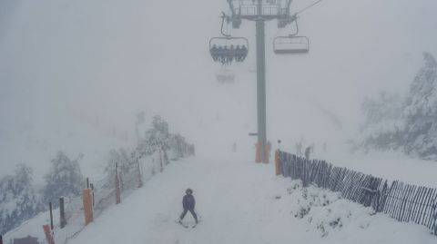 Manzaneda abre la temporada de esqu�.Un deportista disfrutando de las primeras bajadas de la temporada en Manzaneda.