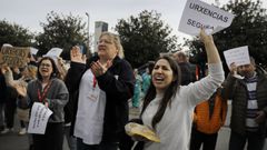 Momento de la protesta de personal sanitario frente al Chuac, el martes, por la agresin a un enfermero