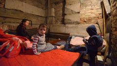 Ania, 11 a�os; y Alesia y Micha, de 4, viven en un refugio en Petrovski, un distrito del oeste de la ciudad de Donetsk.