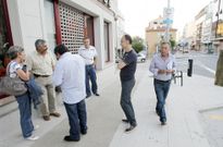 Jos� Luis Garc�a (centro) y el ex alcalde Garc�a Couso (a su espalda) ante la sede del BNG. 