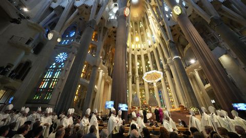 Ambiente previo a la llegada del papa Le�n XIV a la Sagrada Familia.
