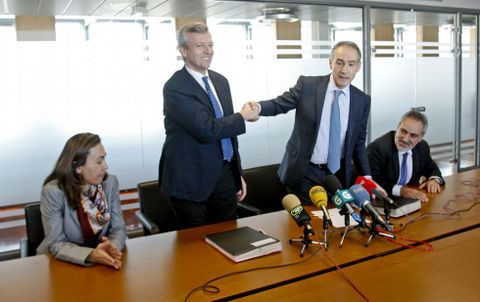 Alfonso Rueda y Jos Benito Surez saludan tras firmar un convenio sobre emergencias. 