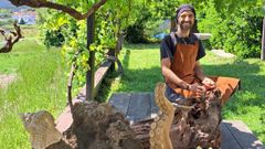 El barbanzano trabaja en sus obras de arte en un taller instalado en la aldea de Abelleira.