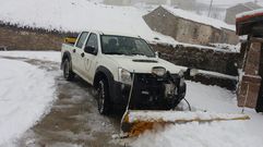 Un operario del Ayuntamiento de Somiedo utiliza uno de los quitanieves para despejar las vas del municipio