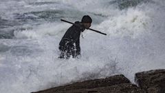 Un percebeiro, en la ma�ana de ayer tratando de mantener el equilibrio entre las rocas de O Roncudo, Corme.