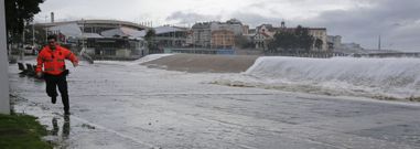 El fuerte oleaje super� la duna levantada al final del verano, lleg� al paseo mar�timo y oblig� a cortar el tr�fico, lo que provoc� atascos en la zona. 