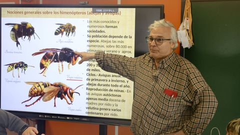 El t�cnico Rafael D�az, este jueves, en un centro escolar de O Val.