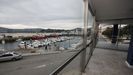 Vistas al muelle focense desde la terraza que rodea la cafetería y que da a la plaza y jardines de Conde de Fontao