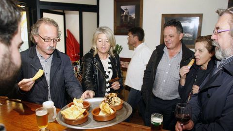Clientes en uno de los establecimientos participantes en una edici�n anterior del concurso de tapas de Chantada
