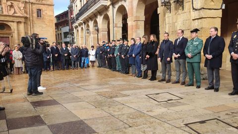 Concentracin en el Ayuntamiento de Oviedo en recuerdo a los guardias civiles fallecidos en Barbate