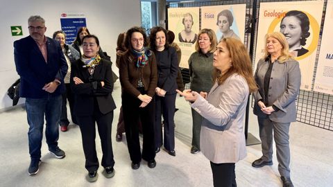 Violeta Izquierdo, comisaria de la muestra, acompa�� a los asistentes al acto inaugural en el Campus