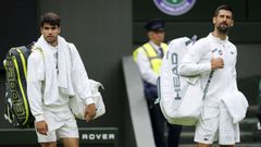 Alcaraz y Djokovic, ayer, en la pista central de Wimbledon