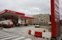 Estaci�n de servicio cuya licencia cuestionan los vecinos de los pisos del fondo de la imagen. 