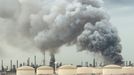 El humo se eleva tras un ataque a la refiner�a de petr�leo Bapco, en la isla de Sitra (Bar�in)