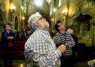 Guedes, en el centro, explic� a los asistentes los secretos de la iglesia de Sobr�n.