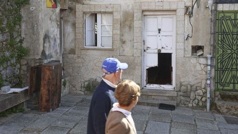 Dos vecinos pasan ante la vivienda del número 7 de la calle Riego