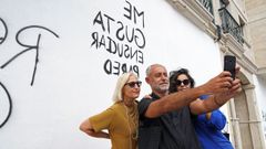 Algunos artistas y allegados posando con el mural del artista Fernando S�nchez Castillo.
