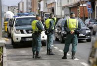 Unos de los dispositivos efectuados ayer en Carballo. En la imagen, la avenida de Fisterra. 
