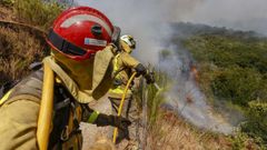 Personal del servicio antiincendios de la Xunta actuando en un incendio en A Pobra en agosto