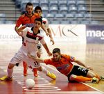 Christian, desde el suelo, agarra por la camiseta a Eloy, con Iago M�guez y Hamza atentos.