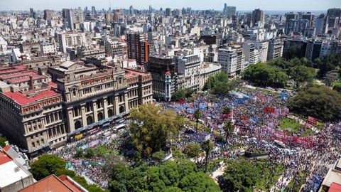 Miles de personas se manifestaron en Buenos Aires en contra de las reformas previstas por Milei