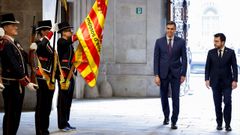 El presidente del Gobierno, Pedro Snchez, y el de Catalua, Pere Aragons, a su entrada al palacio de la Generalitat.