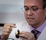 Jos� Cuenca mostr� el HeartWare.