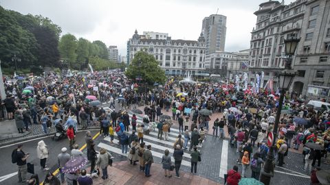 Decenas de personas durante una manifestacin organizada por los sindicatos de enseanza, a 1 de junio de 2025, en Oviedo, Asturias